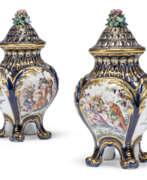 Фарфоровый завод Челси (Chelsea). A PAIR OF CHELSEA PORCELAIN MAZARINE-BLUE-GROUND CHINOISERIE POT-POURRI VASES AND COVERS EMBLEMATIC OF THE SEASONS