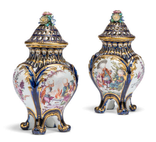A PAIR OF CHELSEA PORCELAIN MAZARINE-BLUE-GROUND CHINOISERIE POT-POURRI VASES AND COVERS EMBLEMATIC OF THE SEASONS - фото 2