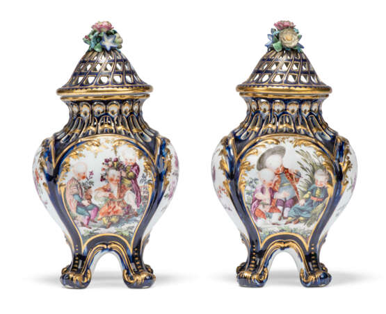 A PAIR OF CHELSEA PORCELAIN MAZARINE-BLUE-GROUND CHINOISERIE POT-POURRI VASES AND COVERS EMBLEMATIC OF THE SEASONS - Foto 4