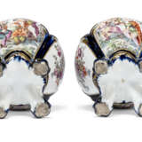 A PAIR OF CHELSEA PORCELAIN MAZARINE-BLUE-GROUND CHINOISERIE POT-POURRI VASES AND COVERS EMBLEMATIC OF THE SEASONS - Foto 5