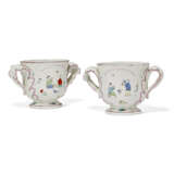 A PAIR OF CHANTILLY PORCELAIN KAKIEMON TWO-HANDLED SMALL BOTTLE-COOLERS - фото 1