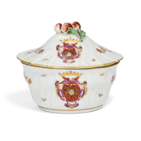 A COZZI PORCELAIN ARMORIAL SUGAR-BOWL AND COVER - photo 1