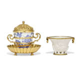 A SILVER-GILT-MOUNTED SEVRES PORCELAIN BLUE AND WHITE BEAKER, SILVER-GILT MANCERINA AND COVER AND A GILT-METAL-MOUNTED SAINT CLOUD WHITE PORCELAIN LIBATION CUP - Foto 1