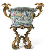 Vergoldetes Metall. A LARGE FRENCH ORMOLU-MOUNTED CHINESE FAMILLE ROSE PORCELAIN JARDINIERE-ON-STAND