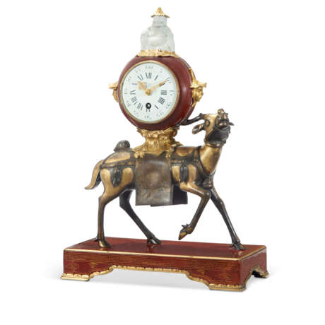 A FRENCH ORMOLU-MOUNTED LACQUER, BLANC-DE-CHINE PORCELAIN AND CHINESE BRONZE CLOCK - Foto 2