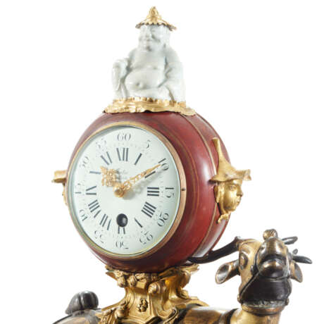 A FRENCH ORMOLU-MOUNTED LACQUER, BLANC-DE-CHINE PORCELAIN AND CHINESE BRONZE CLOCK - photo 3