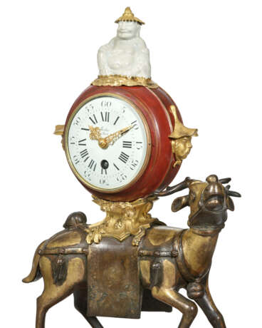 A FRENCH ORMOLU-MOUNTED LACQUER, BLANC-DE-CHINE PORCELAIN AND CHINESE BRONZE CLOCK - photo 5