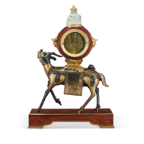 A FRENCH ORMOLU-MOUNTED LACQUER, BLANC-DE-CHINE PORCELAIN AND CHINESE BRONZE CLOCK - Foto 6