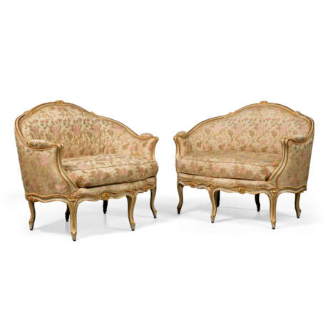  A PAIR OF LOUIS XV WHITE-PAINTED CANAPES EN CORBEILLE - фото 1