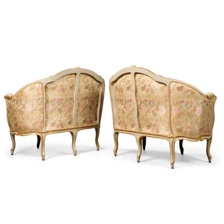  A PAIR OF LOUIS XV WHITE-PAINTED CANAPES EN CORBEILLE - фото 2