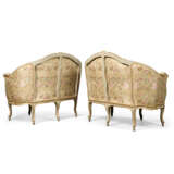  A PAIR OF LOUIS XV WHITE-PAINTED CANAPES EN CORBEILLE - фото 2