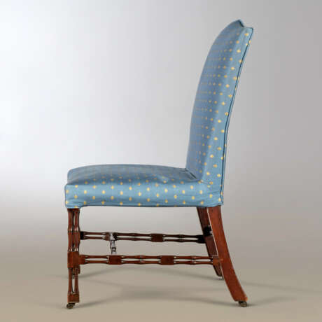  A SET OF EIGHT MAHOGANY DINING-CHAIRS - Foto 3