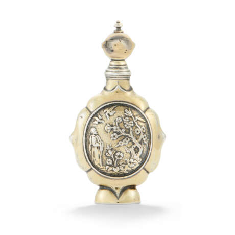A WILLIAM III SILVER-GILT SCENT FLASK - фото 2