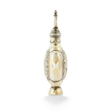 A WILLIAM III SILVER-GILT SCENT FLASK - photo 3