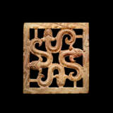 A SQUARE PLAQUE WITH AN OPENWORK PATTERN OF FOUR SNAKES - Foto 1