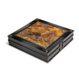 A BOHEMIAN RELIEF-CARVED WALNUT AND STAINED FRUITWOOD MARQUETRY EBONISED GAMES BOX - Foto 1