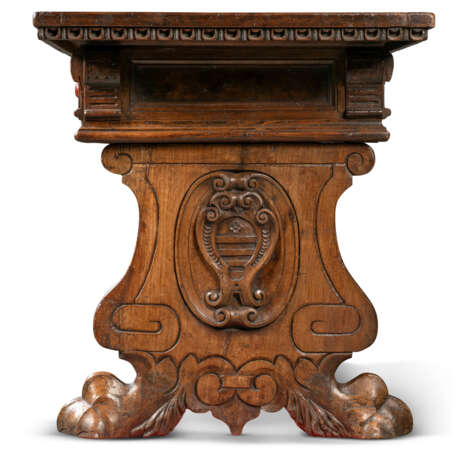 AN ITALIAN CARVED WALNUT REFECTORY TABLE - Foto 2