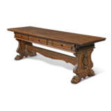 AN ITALIAN CARVED WALNUT REFECTORY TABLE - Foto 3