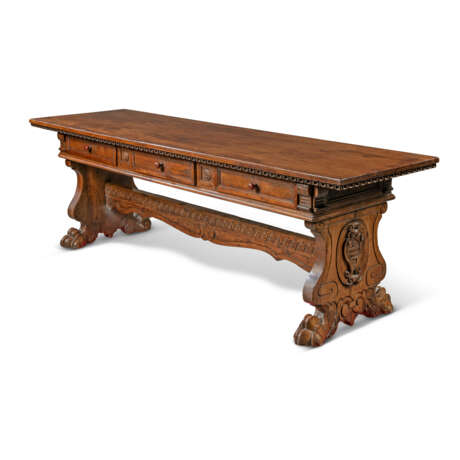 AN ITALIAN CARVED WALNUT REFECTORY TABLE - Foto 3