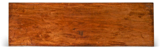 AN ITALIAN CARVED WALNUT REFECTORY TABLE - Foto 4