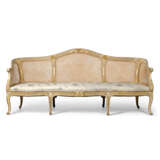 A GEORGE III WHITE-PAINTED AND PARCEL-GILT CANED SOFA - Foto 1