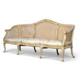 A GEORGE III WHITE-PAINTED AND PARCEL-GILT CANED SOFA - Foto 2