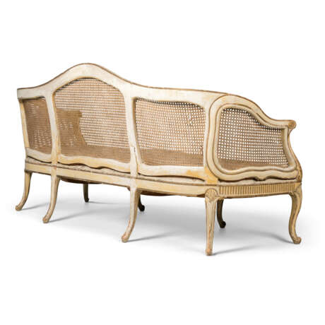 A GEORGE III WHITE-PAINTED AND PARCEL-GILT CANED SOFA - фото 3