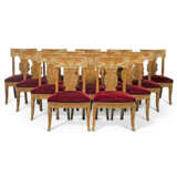 A SET OF FOURTEEN BURR-BIRCH AND PARCEL-GILT DINING-CHAIRS - Foto 1