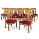 A SET OF FOURTEEN BURR-BIRCH AND PARCEL-GILT DINING-CHAIRS - Foto 5