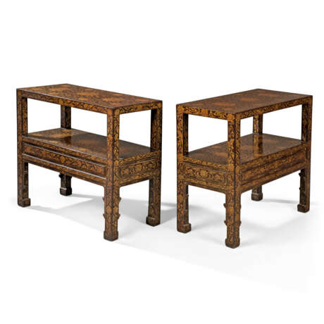 A PAIR OF CHINESE EXPORT GILT AND BLACK LACQUER TWO-TIER SIDE TABLES - Foto 2