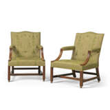 A PAIR OF GEORGE III MAHOGANY LIBRARY ARMCHAIRS - фото 1