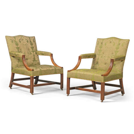 A PAIR OF GEORGE III MAHOGANY LIBRARY ARMCHAIRS - Foto 2