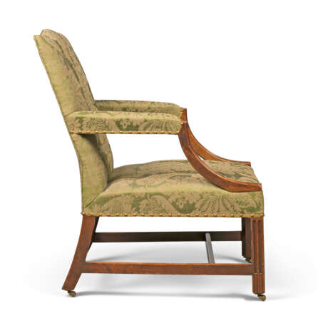 A PAIR OF GEORGE III MAHOGANY LIBRARY ARMCHAIRS - фото 3