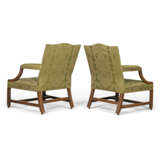 A PAIR OF GEORGE III MAHOGANY LIBRARY ARMCHAIRS - Foto 4