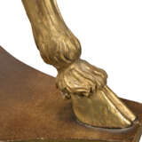 A PAIR OF GEORGE III PARCEL-GILT AND BROWN-PAINTED TORCHERES - Foto 5