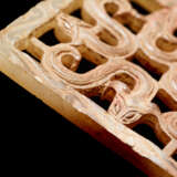A SQUARE PLAQUE WITH AN OPENWORK PATTERN OF FOUR SNAKES - Foto 4