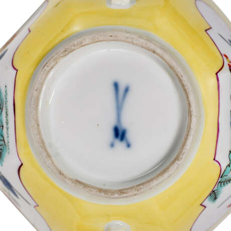 A MEISSEN PORCELAIN KAKIEMON YELLOW-GROUND OCTAGONAL CUP AND TWO SAUCERS AND A TWO-HANDLED OCTAGONAL CUP - Foto 4