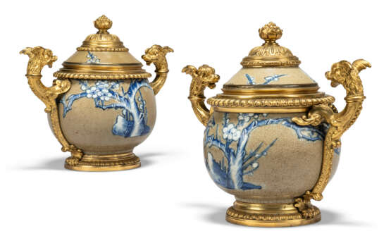 A NEAR PAIR OF RÉGENCE ORMOLU-MOUNTED CHINESE CRACKLE-GLAZED VASES AND COVERS - photo 1