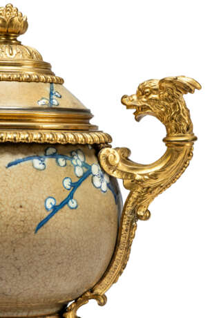 A NEAR PAIR OF RÉGENCE ORMOLU-MOUNTED CHINESE CRACKLE-GLAZED VASES AND COVERS - фото 2