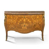 A DUTCH ORMOLU-MOUNTED TULIPWOOD, KINGWOOD, INDIAN ROSEWOOD AND FRUITWOOD MARQUETRY COMMODE - Foto 1
