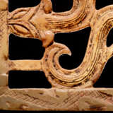 A SQUARE PLAQUE WITH AN OPENWORK PATTERN OF FOUR SNAKES - Foto 5