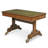 A REGENCY BRAZILIAN ROSEWOOD AND BRASS-MOUNTED WRITING-TABLE - Foto 3