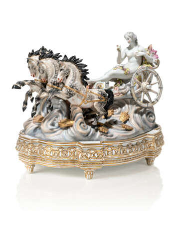 A MEISSEN STYLE PORCELAIN MYTHOLOGICAL CHARIOT GROUP AND STAND - Foto 1