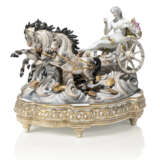 A MEISSEN STYLE PORCELAIN MYTHOLOGICAL CHARIOT GROUP AND STAND - фото 1