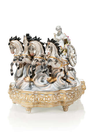 A MEISSEN STYLE PORCELAIN MYTHOLOGICAL CHARIOT GROUP AND STAND - фото 2