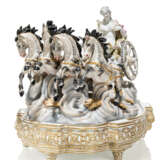 A MEISSEN STYLE PORCELAIN MYTHOLOGICAL CHARIOT GROUP AND STAND - Foto 2