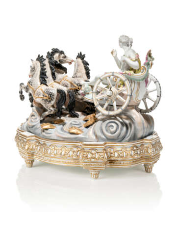 A MEISSEN STYLE PORCELAIN MYTHOLOGICAL CHARIOT GROUP AND STAND - фото 3