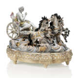 A MEISSEN STYLE PORCELAIN MYTHOLOGICAL CHARIOT GROUP AND STAND - Foto 4