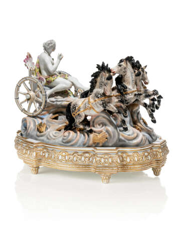 A MEISSEN STYLE PORCELAIN MYTHOLOGICAL CHARIOT GROUP AND STAND - photo 4