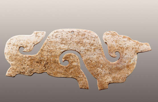 A NICELY CARVED S-SHAPED DRAGON PENDANT WITH AN INCISED PATTERN OF LINKED, SQUARED SCROLLS - photo 1
